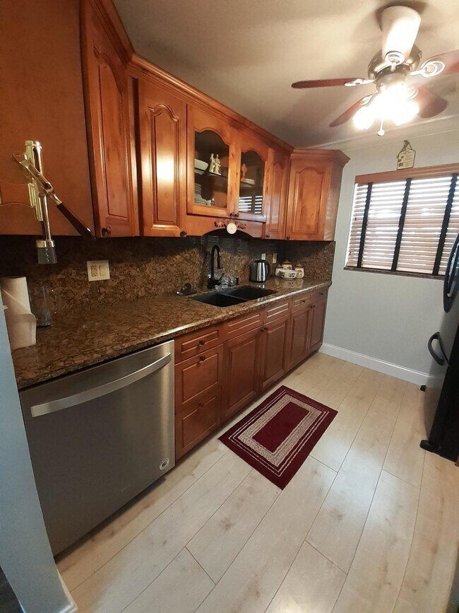 Building Photo - 2017 SW Golf Ln