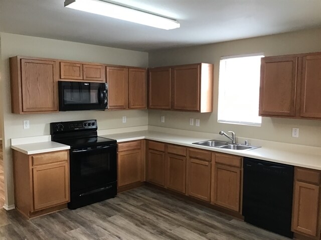 Building Photo - 1620 Baxter Springs Dr