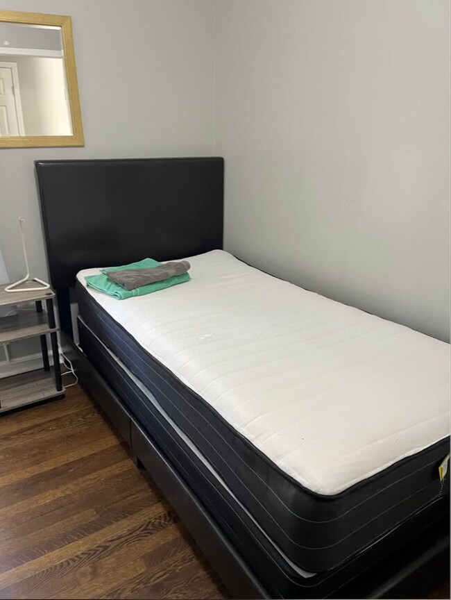 Habitación privada - 6140 Hillandale Dr