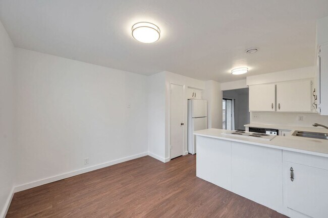 Foto del edificio - Newly Remodeled 2 Bed 1 Bath Duplex in West Valley