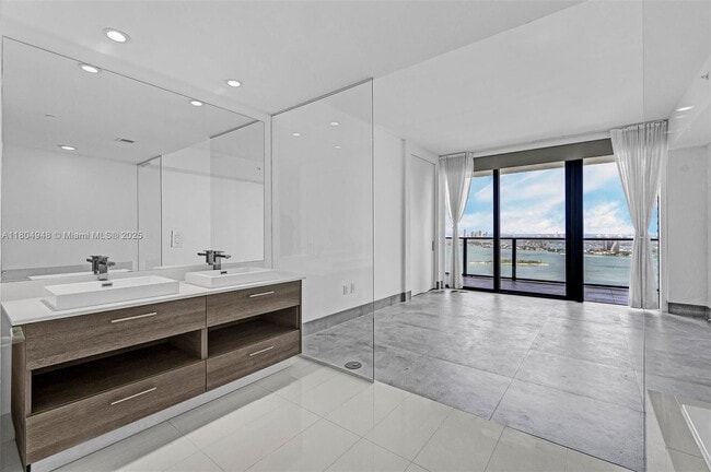 Foto del edificio - 650 NE 32nd St