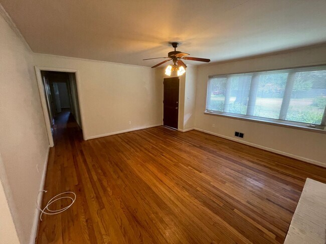 Foto del edificio - Large 3 bedroom 1.5 bath house available!
