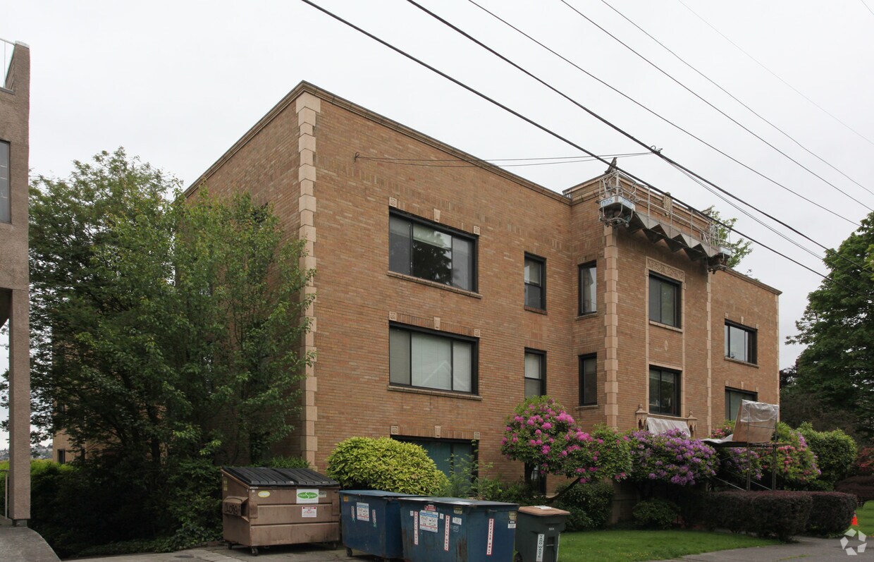 Sir Lancelot Apartments in Seattle, WA