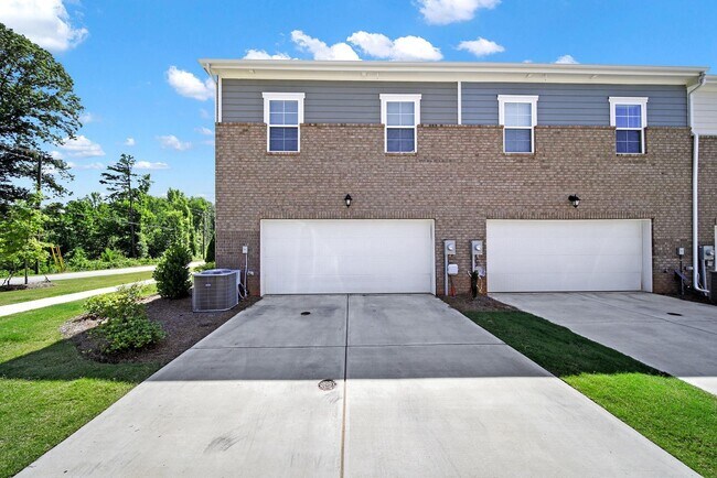 Building Photo - MOVE IN SPECIAL! MOVE IN BY 11/1 AND RECIE...