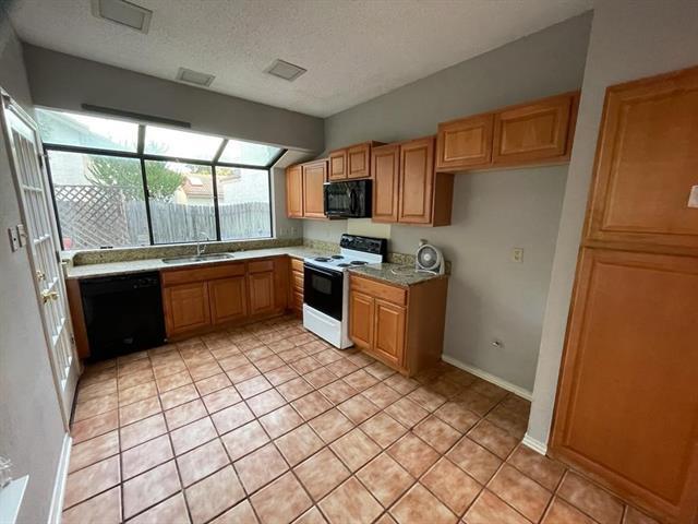 Building Photo - 633 Fiesta Cir