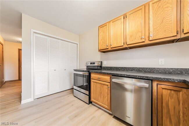 Foto del edificio - 8122 Brookside Dr