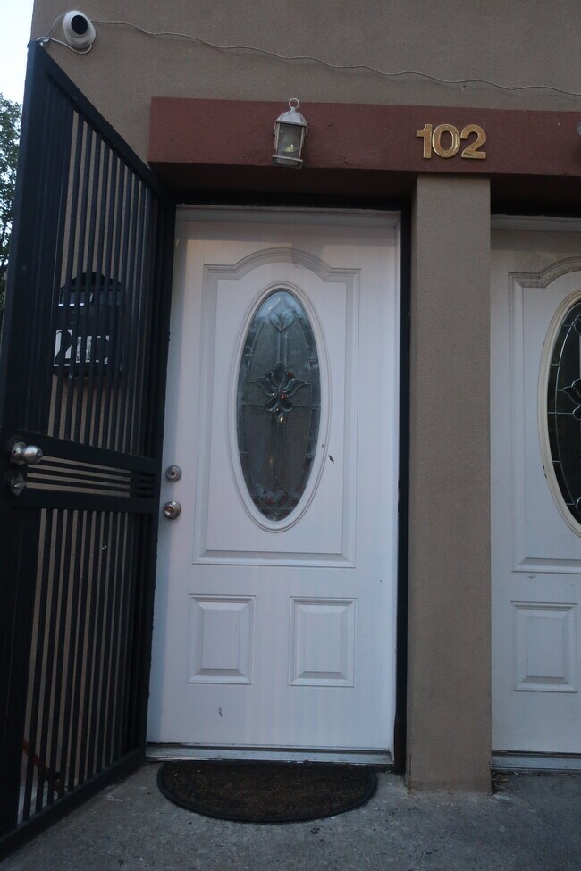 Building Photo - 102 Lewis Ave