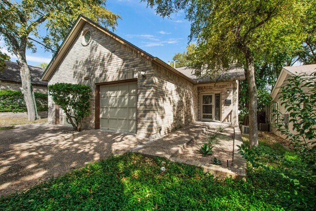 Foto del edificio - 2208 Indian Trail - Unit B