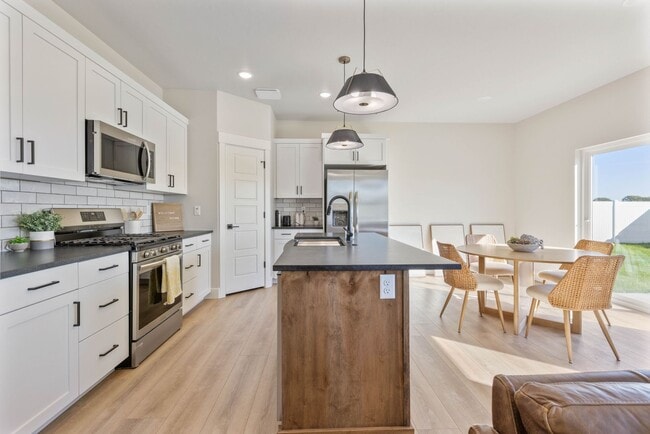 Building Photo - AWESOME 3 Bed 2 Bath Twin home in Sugar City