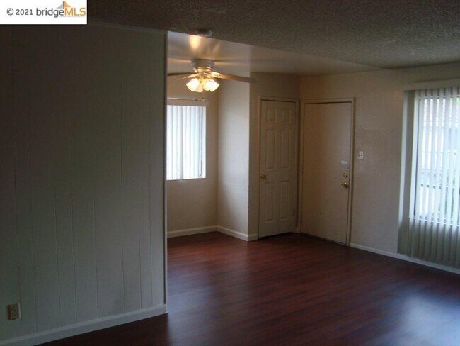 Building Photo - 2122 Peppertree Way