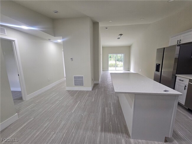 Building Photo - 874 Apartment St