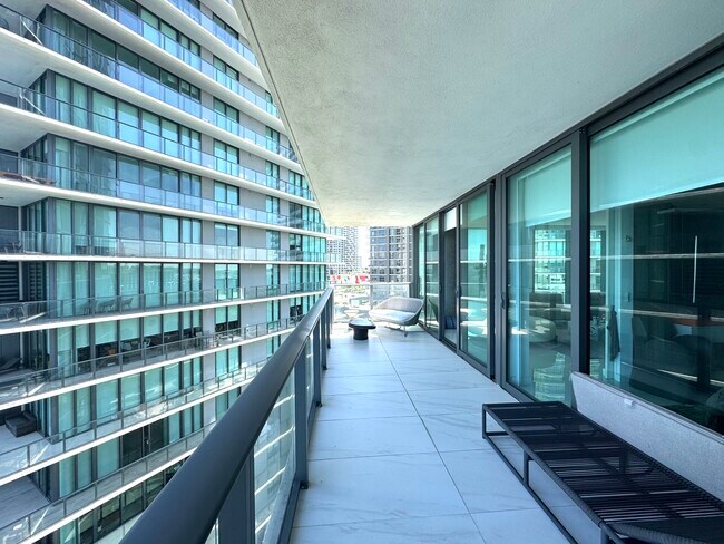 Foto del edificio - 650 NE 32nd St