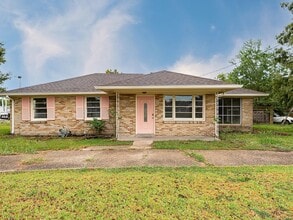 Building Photo - 300 Parish Dr
