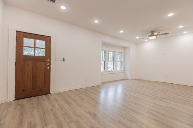 Building Photo - 1010 Burnet St