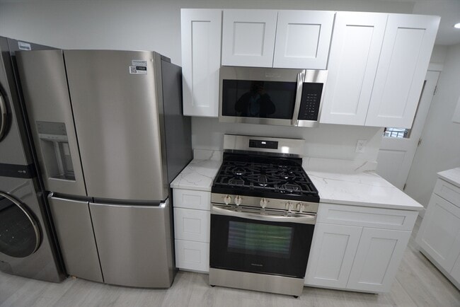 Building Photo - 15 Avalon St