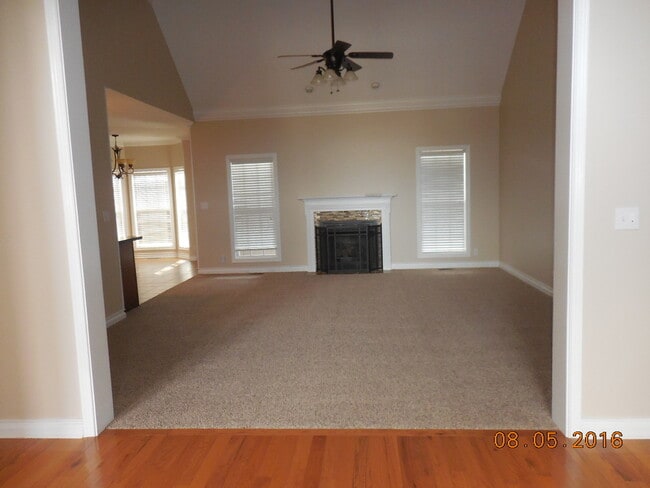 Building Photo - Lage 3 Bedroom  2 1/2 Bath Pet Friendly Home For Rent