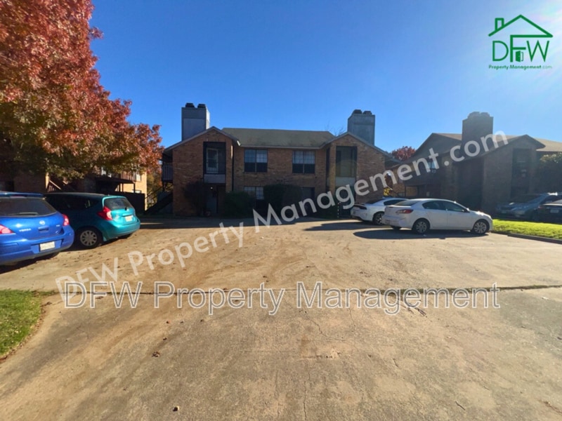 Primary Photo - 404 E Denton Dr