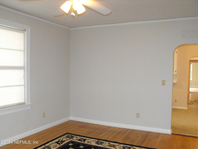 Building Photo - 2161 Myra St