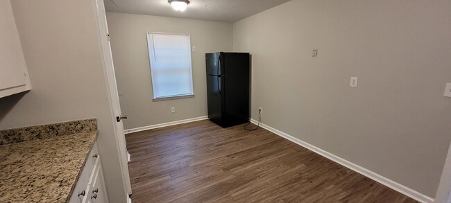 Building Photo - SPECIAL!!!! 1/2 off 1st Full Month's Rent!...