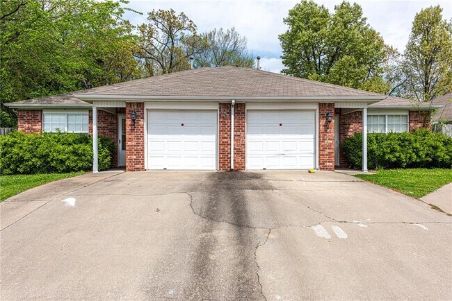 Building Photo - 2840 Wildwood Dr