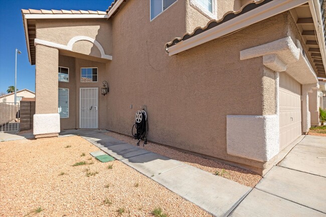 Building Photo - SE!!  Windmill and 215!! Newly remodeled!! All Tile Floors down stairs!! Low Maintenance Desert L...