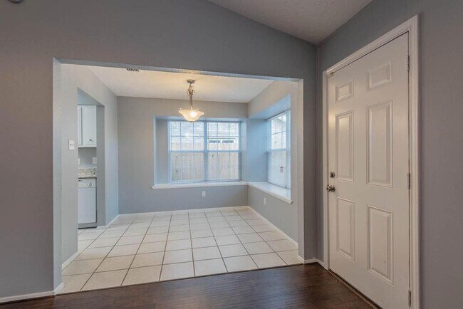 Foto del edificio - 9346 Willow Wood Ln