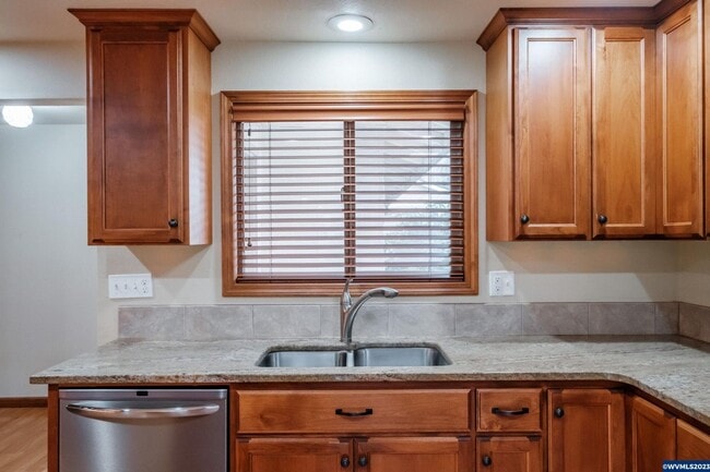 Building Photo - Rare FOUR Bedroom Keizer Home on 1/4 Acre ...