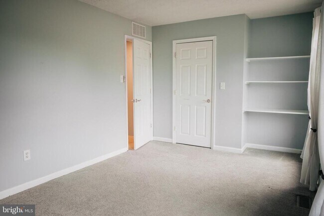 Building Photo - 394 Doral Ct