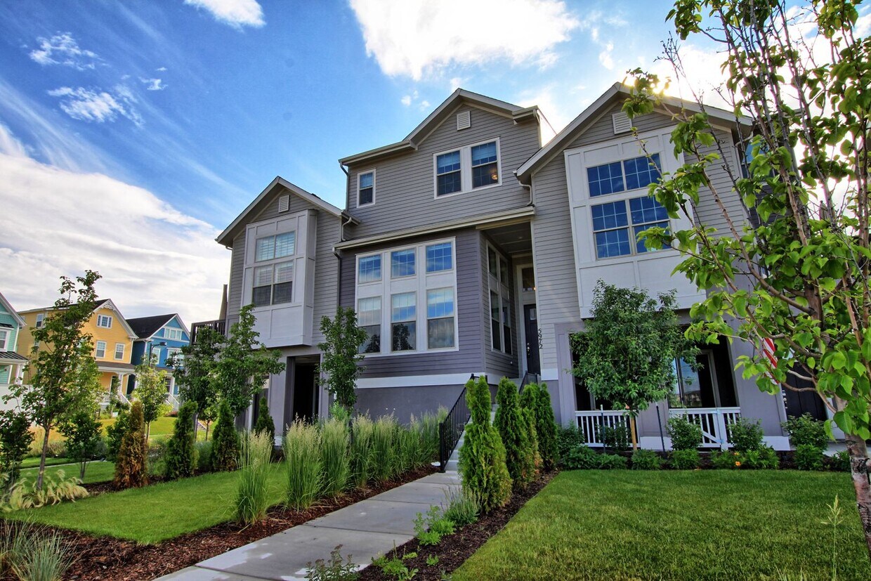 Primary Photo - 3 bed 2.5 bath Central Park Home built in ...