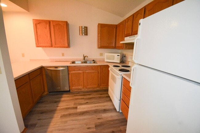 Building Photo - Beautiful 2 bed Condo In NE Rochester!