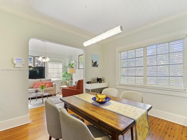 Building Photo - 533 Alcazar Ave