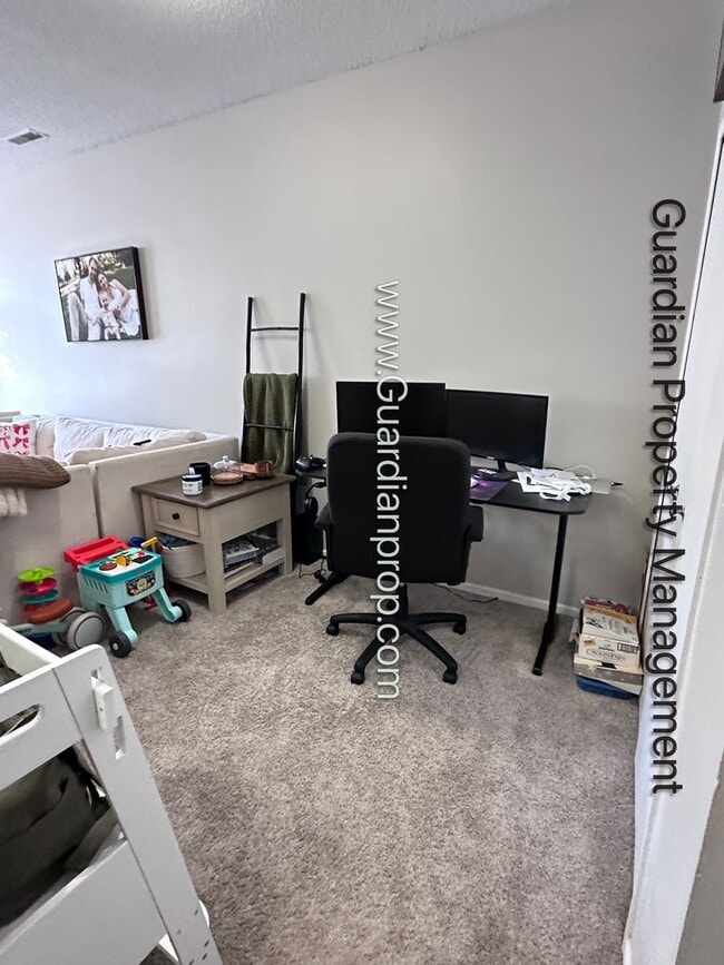 Building Photo - Apple Valley Town Home, 1 Car Garage, Washer/Dryer, Dishwasher, Available April/May 1st