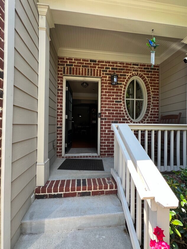 Primary Photo - 1440 Queens Ln