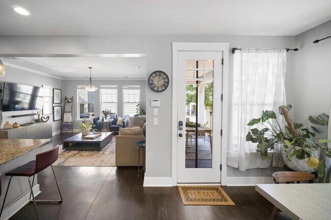 Foto del edificio - Room in House on Double Oaks Rd