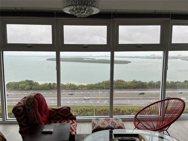 Foto del edificio - 7200 Sunshine Skyway Ln S