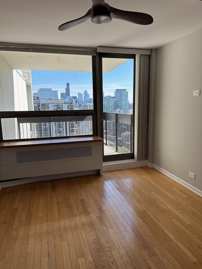 Foto del edificio - 1460 N Sandburg Terrace
