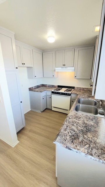 Building Photo - 4040 W 130th St