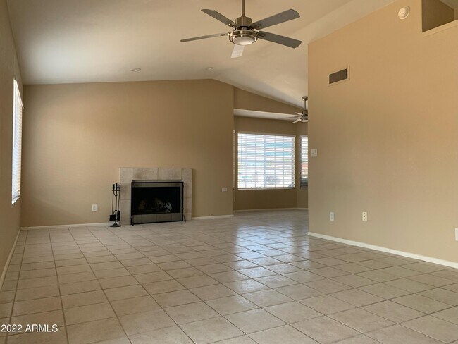 Foto del edificio - 6920 E Grandview Dr