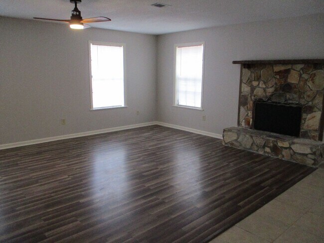 Foto del edificio - Renovated home in Woodlake