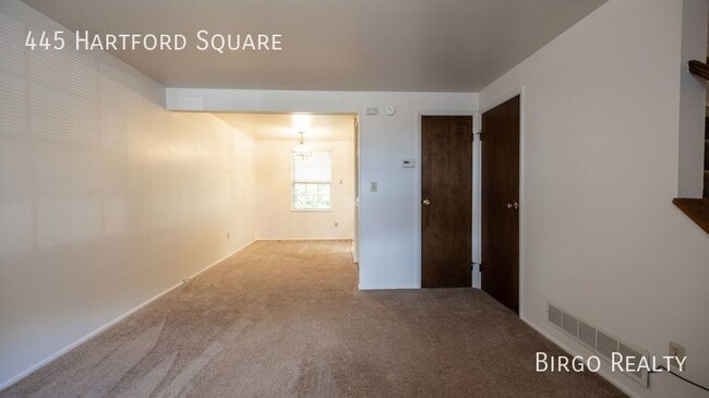 Building Photo - A Comfortable 2 Bed/1 Bath TOWNHOUSE in NE...