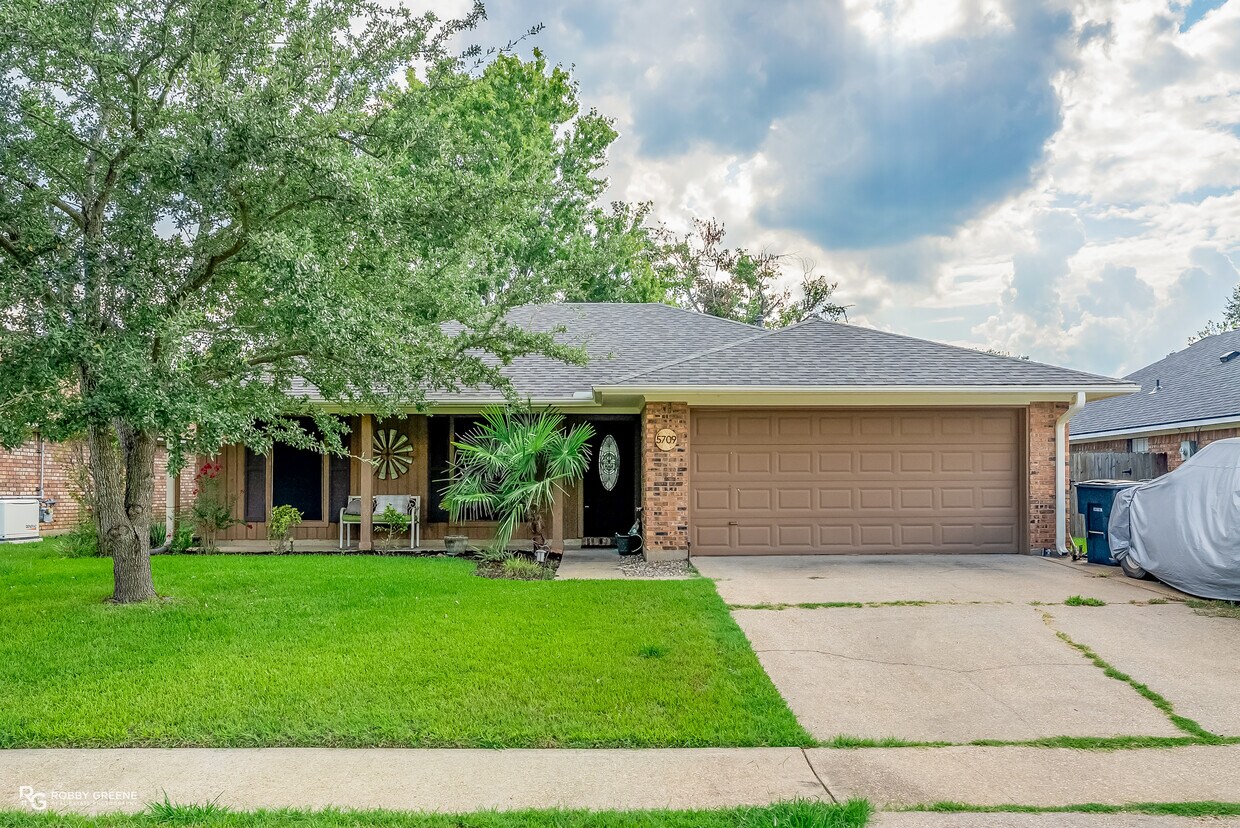 Foto principal - 5709 Bluebonnett Dr