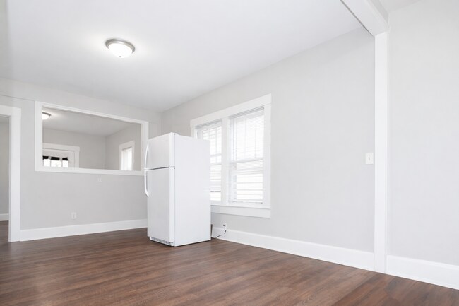 Foto del edificio - Bright & Remodeled 3-Bedroom Home with Basement and Washer/Dryer Hookup