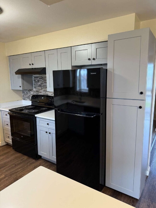 Building Photo - AVAILABLE IMMEDIATELY! Five bedroom house ...