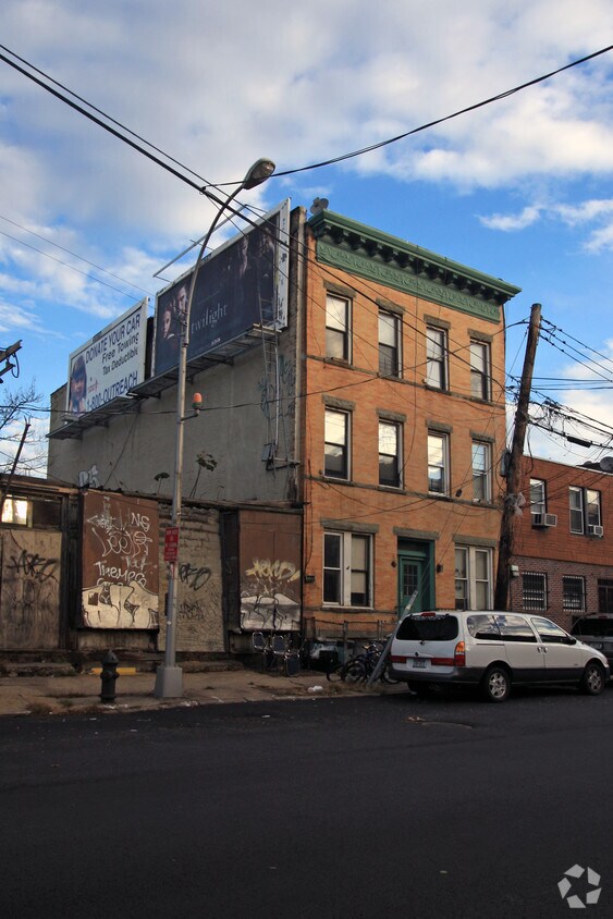 Building Photo - 31-15 Greenpoint Ave