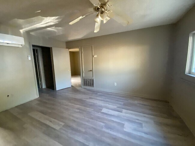 Foto del edificio - 908 Warner Ave