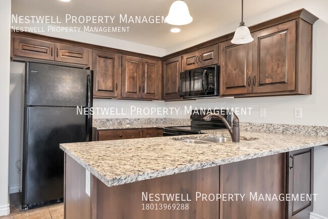 Building Photo - Syracuse 3 bedroom Townhome close to I-15!