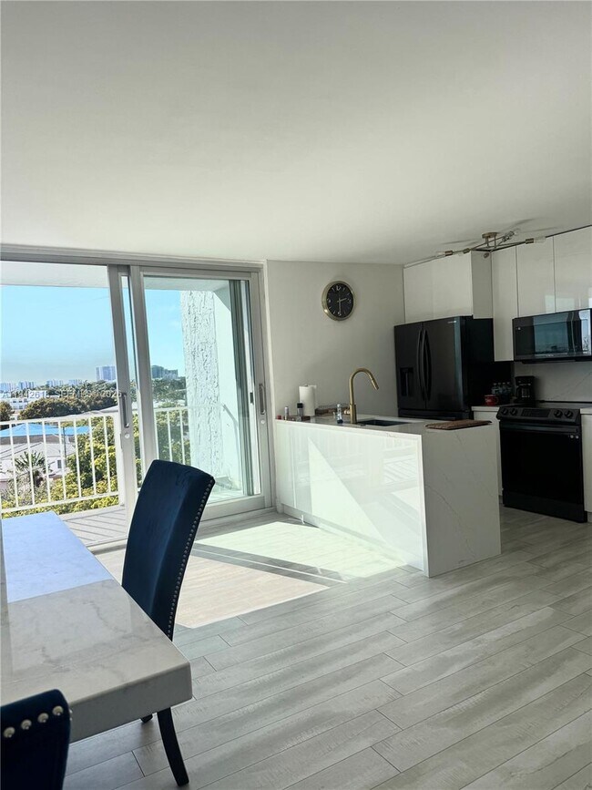 Foto del edificio - 6900 Bay Dr