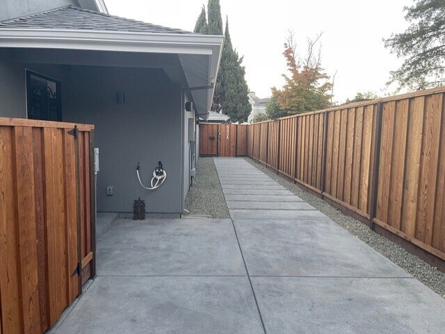 lado de la ADU - 843 Southampton Dr