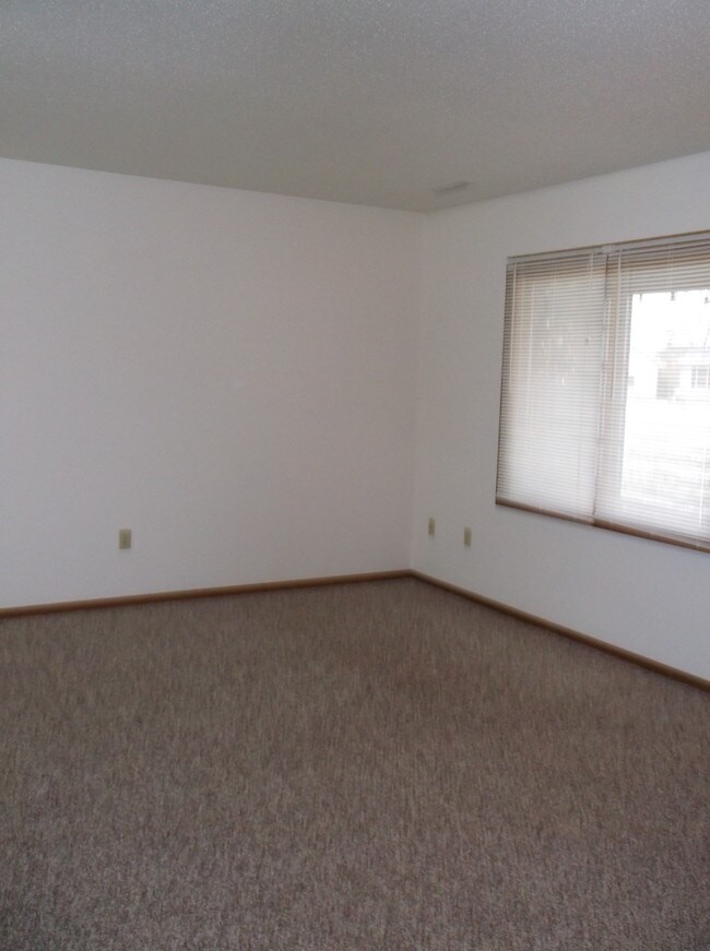 Building Photo - 1002 Donna Ave
