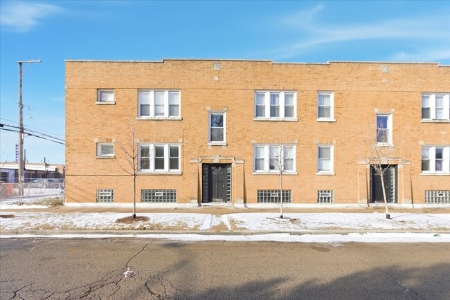 Building Photo - 3214 N Linder Ave